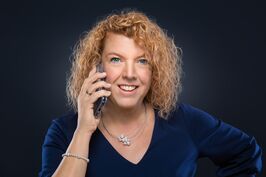 Bürgermeisterin am Telefon