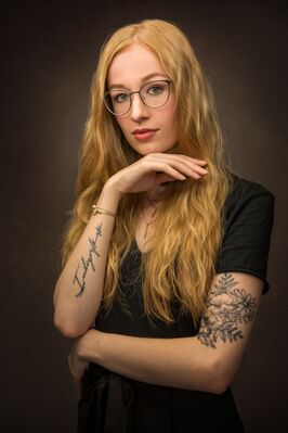 Blondine mit Tattoo's
