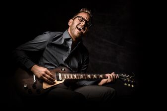 Musiker spielt Gitarre