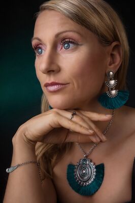 Portrait mit Schmuck in Petrol