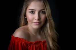 Mädchen mit roter Bluse