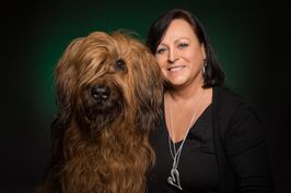 Hundetrainerin mit Assistent