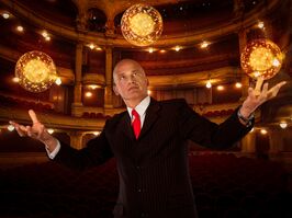 Magier zaubert in der Oper