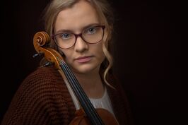Die Geigerin mit Instrument