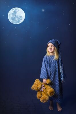Mädchen mit Teddy im Mondschein