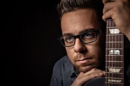 Musikerportrait mit Gitarre