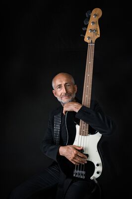 Portrait mit Bass