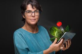 Ökotrophologin mit Gemüse-Tablet