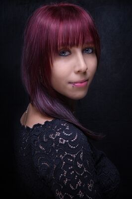 Spitzenshirt und rote Haare