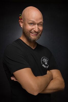 Koch mit Peperoni